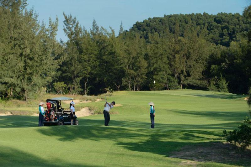 Why is Da Nang ideal destination for golf tours?