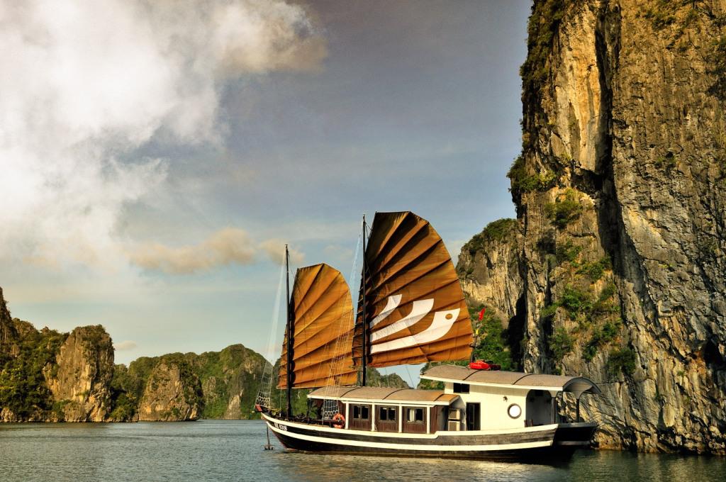 Tour Bhaya Legend Cruise in Halong Bay 2 days