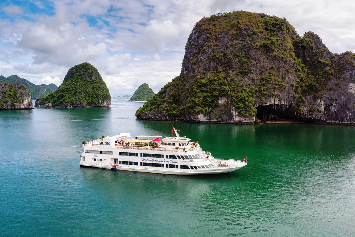 Tour Bird-Eye views Halong Bay Exclusive Private Charter Helicopter 2 days